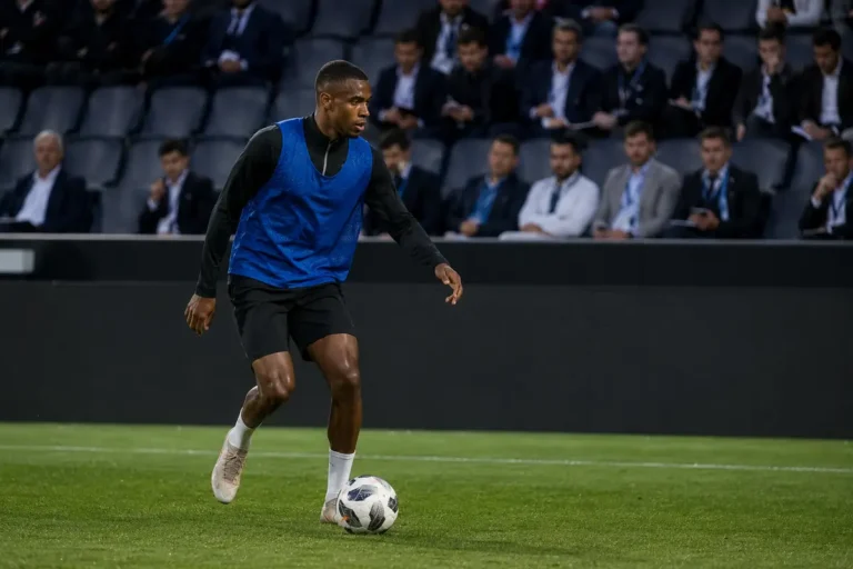 Barcelona monitora Cristian Romero, zagueiro do Tottenham, como possível reforço defensivo