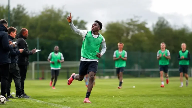 Miguel Bilong comemora gol em jogo-treino do Palmeiras