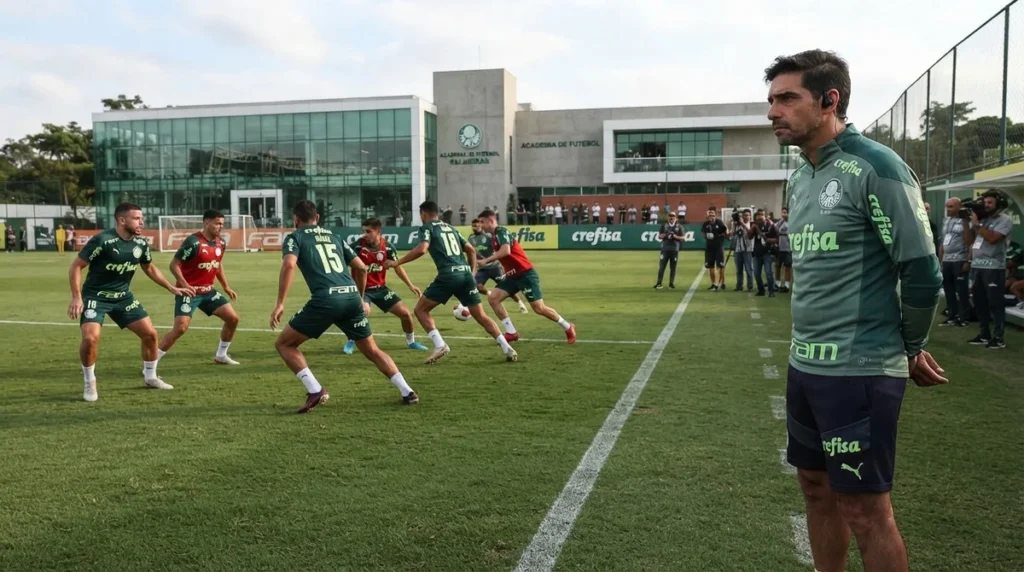 Abel Ferreira orienta jogadores do Palmeiras durante treinamento