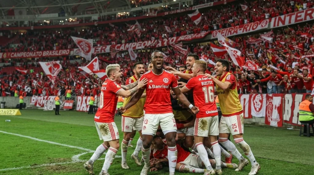 Jogadores do Internacional comemoram gol contra o Flamengo no Brasileirão