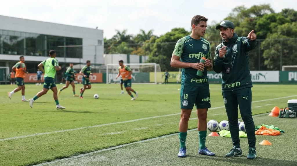 Maurício conversa com Abel Ferreira durante treinamento do Palmeiras.