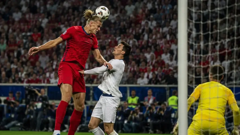 Noruega x Inglaterra Atacante da Noruega disputa bola com defensor da Inglaterra em jogo da Copa do Mundo 2026.