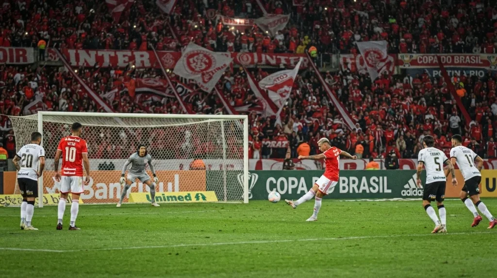 Alan Patrick marca de pênalti na vitória do Internacional sobre o Corinthians pela Copa do Brasil