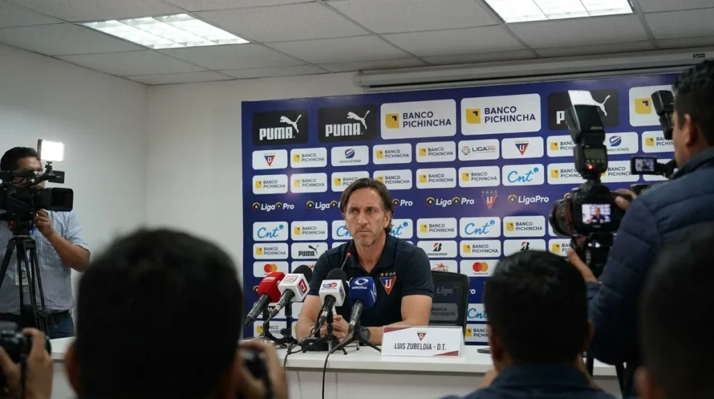 Zubeldía durante entrevista coletiva após a eliminação do Fluminense.