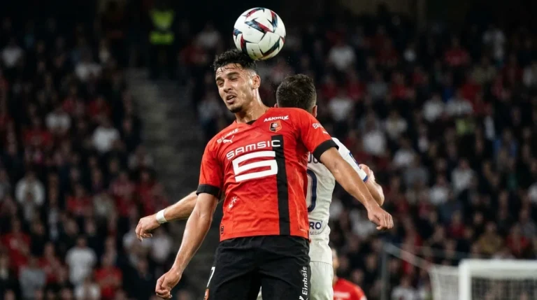 Fulham Ait Boudlal em destaque durante partida pelo Rennes no futebol francês