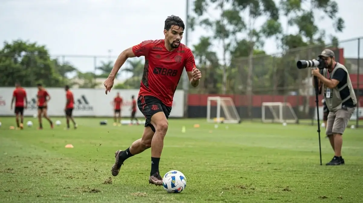 Lucas Paquetá treinando pelo Flamengo após retorno de lesão no CT.