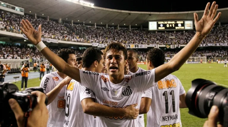 Neymar comemora vitória do Santos por 1 a 0 sobre o Remo pela Copa do Brasil