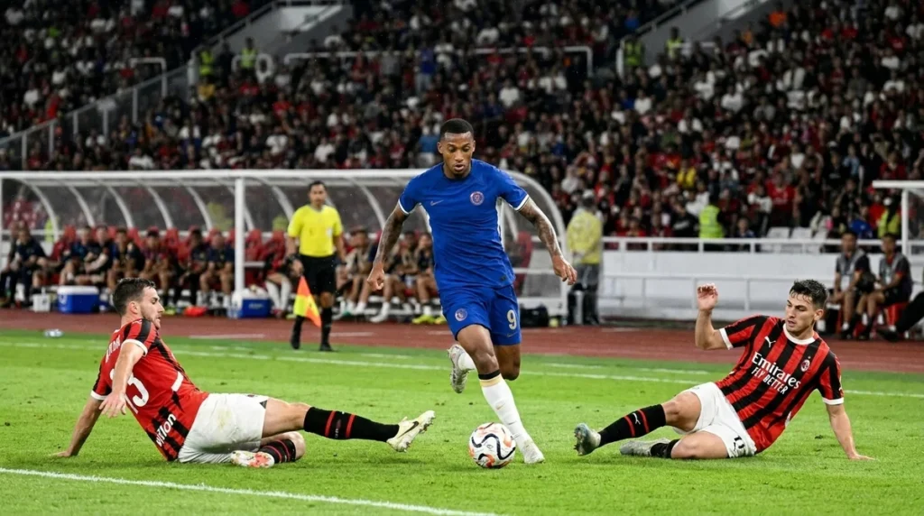 João Pedro Chelsea em ação contra o Milan