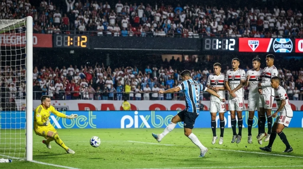 Pavón cobra falta que resultou no gol da vitória do Grêmio sobre o São Paulo
