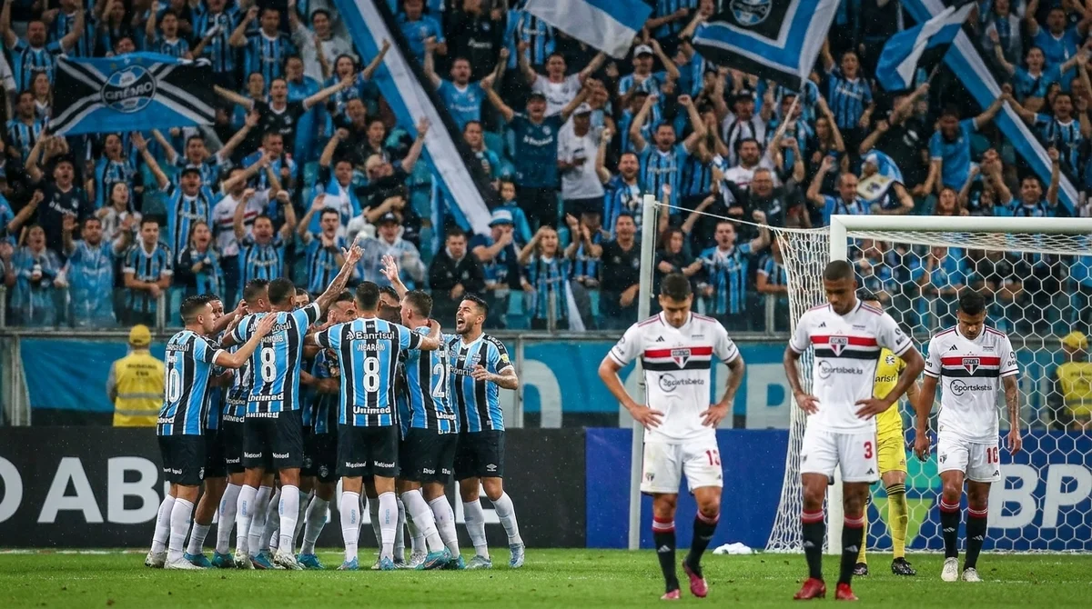 Grêmio comemora gol da virada sobre o São Paulo pelo Campeonato Brasileiro
