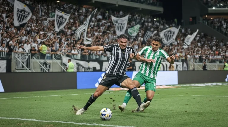 Jogadores de Atlético e Juventude disputam a bola durante o jogo de ida das oitavas de final da Copa do Brasil na Arena MRV.