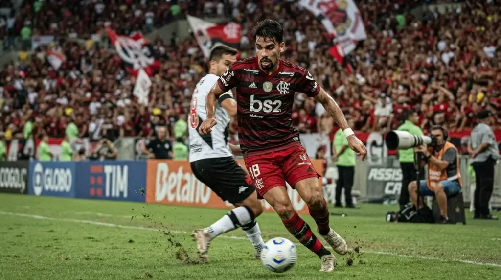 Lucas Paquetá atuando pelo Flamengo em partida do Campeonato Brasileiro
