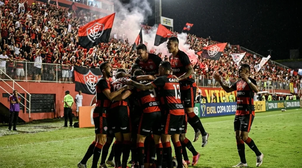 Jogadores do Vitória comemoram gol contra o Athletico-PR no Barradão pela Copa do Brasil.