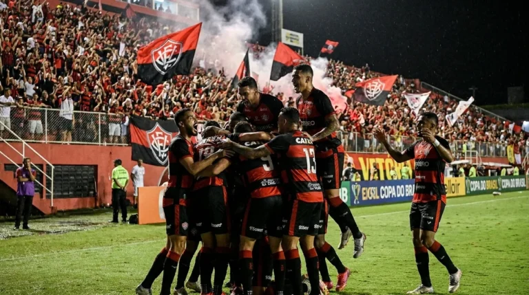 Jogadores do Vitória comemoram gol contra o Athletico-PR no Barradão pela Copa do Brasil.