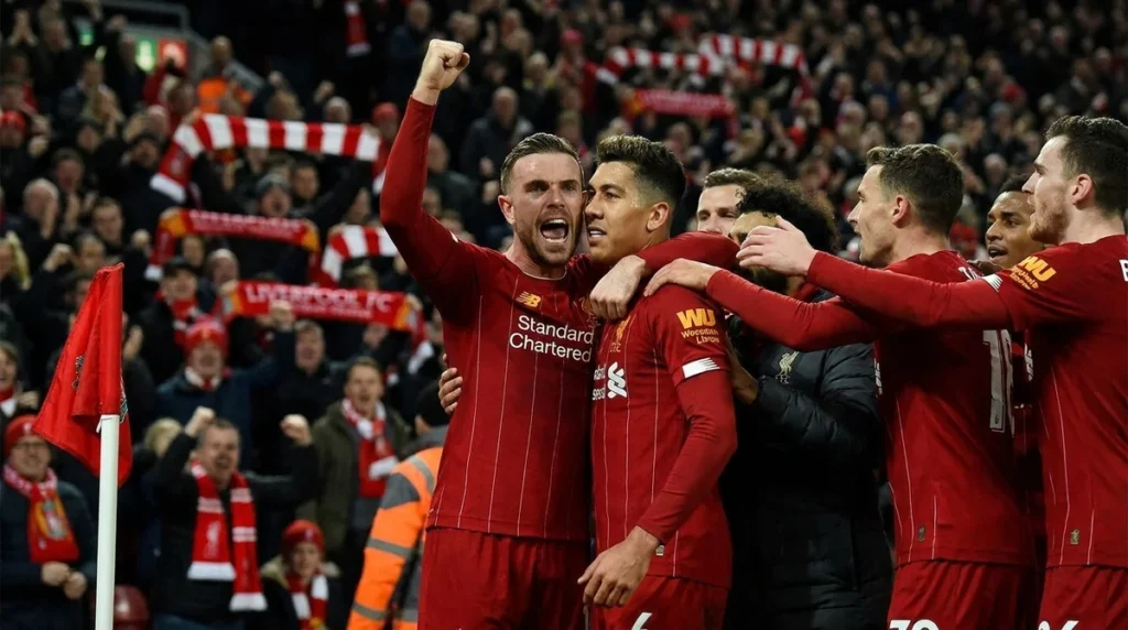Jogadores do Liverpool comemoram gol contra o Monaco em Anfield